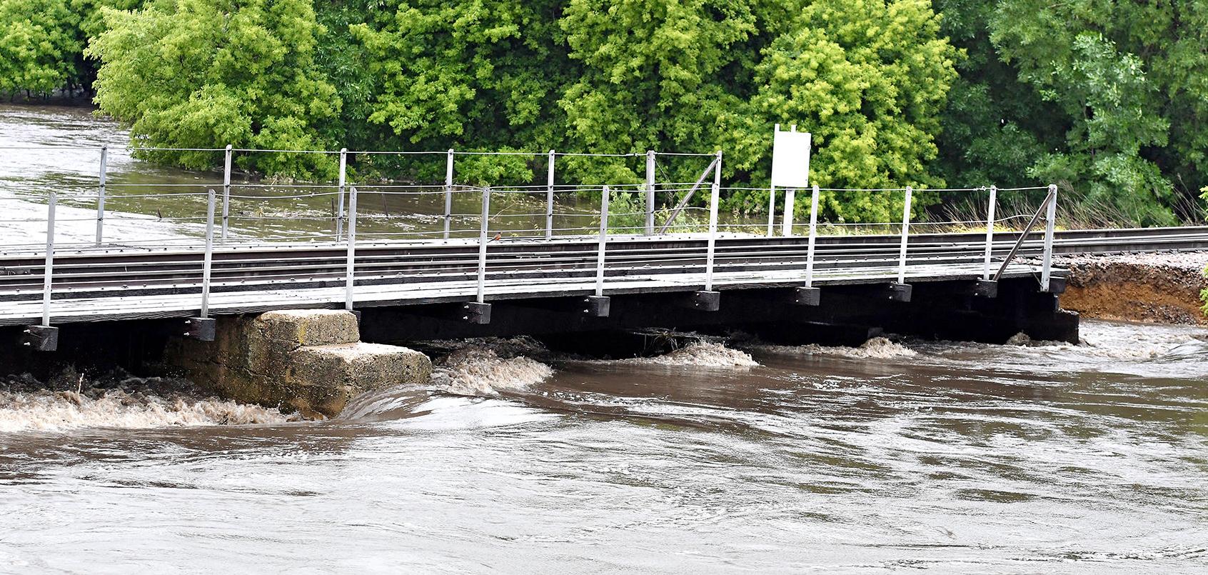 Flood Floyd River rages north of Sheldon